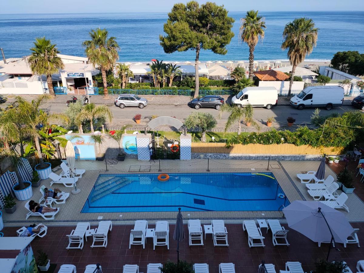 Апартаменты Taormina By The Sea Маццео Экстерьер фото