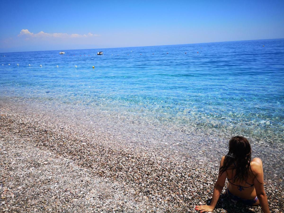 Апартаменты Taormina By The Sea Маццео Экстерьер фото