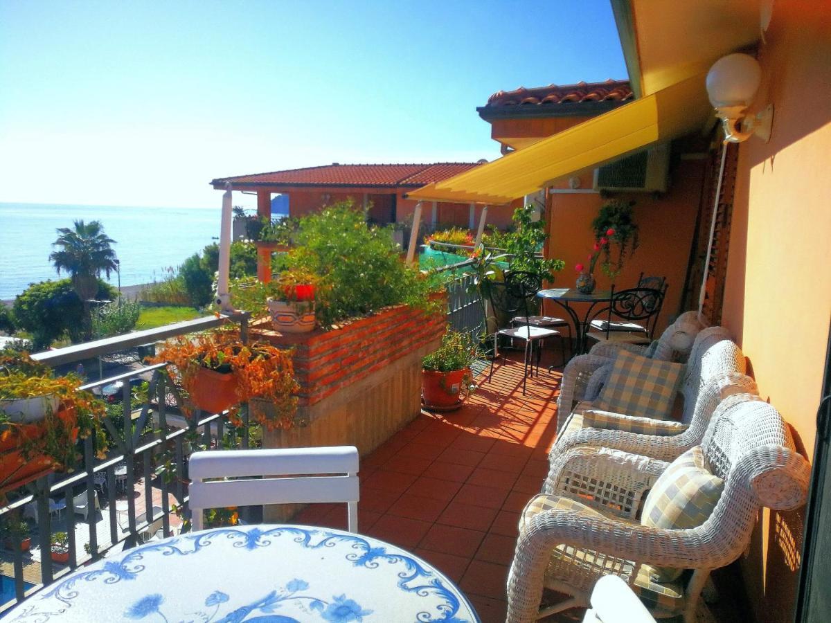 Апартаменты Taormina By The Sea Маццео Экстерьер фото
